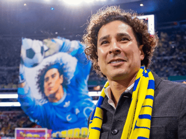 El histórico guardameta Guillermo Ochoa regresó a la cancha de las Águilas para recibir un emotivo homenaje tras anunciar su retiro profesional. INSTAGRAM/@clubamerica