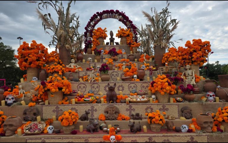 Por el andador hasta Plaza de las Américas se encuentran el tradicional altar de muertos. GOBIERNO DE ZAPOPAN