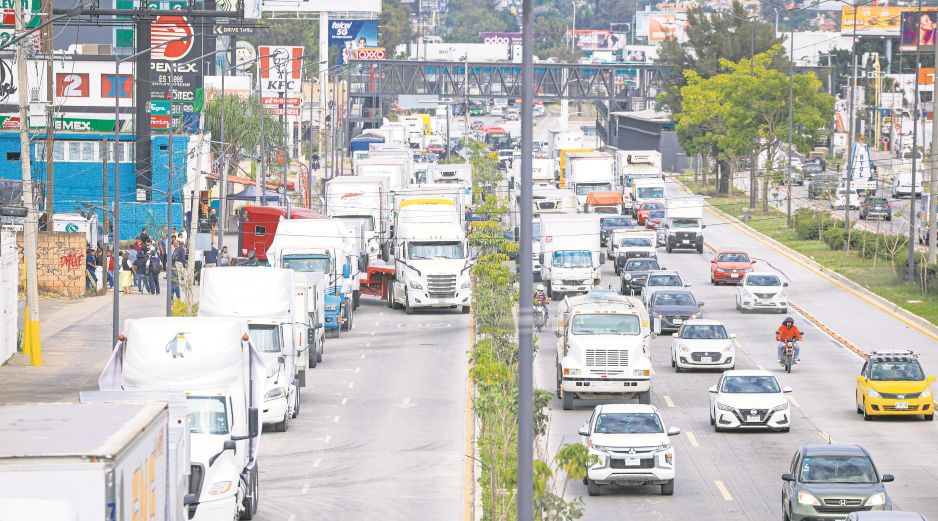Transportistas protestaron en cuatro accesos a Guadalajara, como la Carretera a Chapala, para exigir seguridad y mejores condiciones. EL INFORMADOR/ J. Acosta