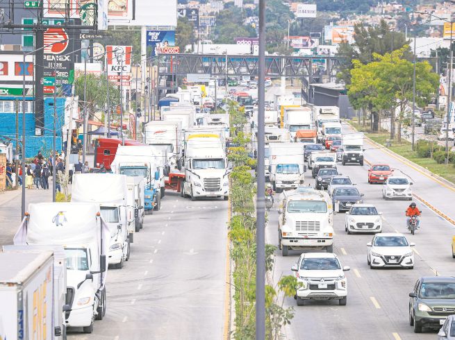 Transportistas protestaron en cuatro accesos a Guadalajara, como la Carretera a Chapala, para exigir seguridad y mejores condiciones. EL INFORMADOR/ J. Acosta