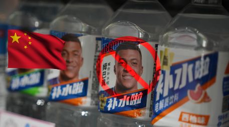 Botellas con bebidas de electrolitos de Dongpeng con la imagen del futbolista frances Kylian Mbappe en un supermercado de Beijing, el martes 27 de octubre de 2026. AP / Andy Wong
