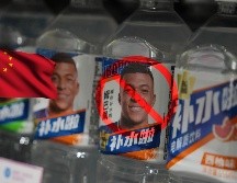 Botellas con bebidas de electrolitos de Dongpeng con la imagen del futbolista frances Kylian Mbappe en un supermercado de Beijing, el martes 27 de octubre de 2026. AP / Andy Wong