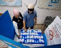 Dos personas eligen las papeletas para votar en un colegio electoral en Umm al-Fahm, Israel, el 27 de octubre de 2026. EFE/J. Awad