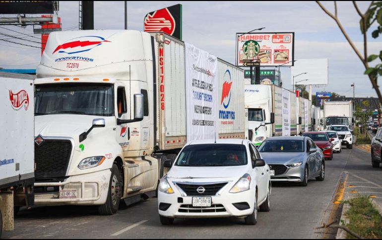 El conflicto entre transportistas y el Gobierno combina exigencias de seguridad carretera con reclamos por la reducción de beneficios fiscales en la deducción del ISR por pago de peajes. EL INFORMADOR / ARCHIVO