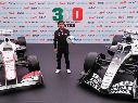 Sergio Pérez presentó el casco que utilizará durante el Gran Premio de México 2026, con un diseño alusivo a sus 300 carreras en la Fórmula 1. EFE / I. Esquivel