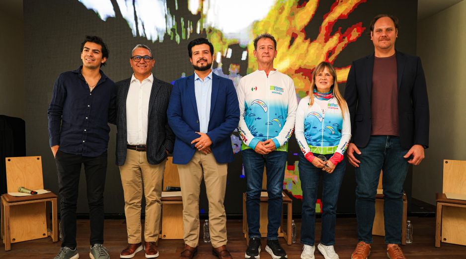 Vidal Gonzáles, Vicente Magaña, Mario Gálvez, Miguel Gutiérrez, Claudia Gómez y Yaquin Oggier durante la presentación sobre la Final de la Serie Mundial Sport de Parapente. EL INFORMADOR/ J. Acosta