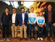 Vidal Gonzáles, Vicente Magaña, Mario Gálvez, Miguel Gutiérrez, Claudia Gómez y Yaquin Oggier durante la presentación sobre la Final de la Serie Mundial Sport de Parapente. EL INFORMADOR/ J. Acosta