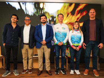 Vidal Gonzáles, Vicente Magaña, Mario Gálvez, Miguel Gutiérrez, Claudia Gómez y Yaquin Oggier durante la presentación sobre la Final de la Serie Mundial Sport de Parapente. EL INFORMADOR/ J. Acosta