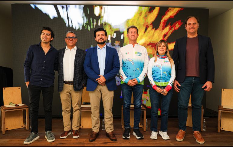 Vidal Gonzáles, Vicente Magaña, Mario Gálvez, Miguel Gutiérrez, Claudia Gómez y Yaquin Oggier durante la presentación sobre la Final de la Serie Mundial Sport de Parapente. EL INFORMADOR/ J. Acosta