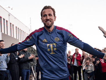 Harry Kane celebra la conquista del Balón de Oro mientras el club del Bayern Múnich le alista una "bienvenida especial" antes de su próximo encuentro y de cara al clásico alemán. X/@FCBayern