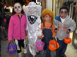 A estas limosnas simbólicas se les comenzó a llamar 'calaveritas', marcando el inicio de la costumbre que hoy en día congrega a miles de niños en las calles. NOTIMEX/ARCHIVO