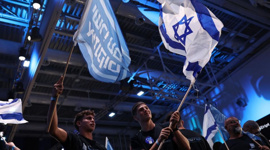 Los sondeos a pie de urna dan como ganador de las elecciones al Likud de Netanyahu, pero a su bloque de partidos no le otorga la mayoría para gobernar. EFE/A. SAFADI