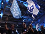 Los sondeos a pie de urna dan como ganador de las elecciones al Likud de Netanyahu, pero a su bloque de partidos no le otorga la mayoría para gobernar. EFE/A. SAFADI