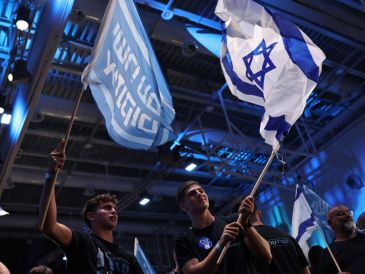 Los sondeos a pie de urna dan como ganador de las elecciones al Likud de Netanyahu, pero a su bloque de partidos no le otorga la mayoría para gobernar. EFE/A. SAFADI