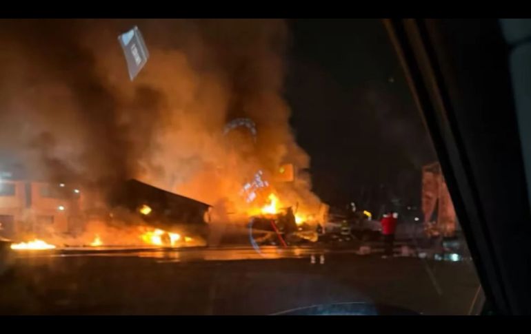 Elementos de Protección Civil y Bomberos de Ocoyoacac acudieron al tramo carretero para atender el siniestro. ESPECIAL