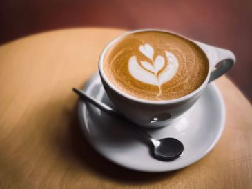El consumo de esta popular bebida genera dudas sobre sus efectos a largo plazo y la importancia de mantener ciertos cuidados. UNSPLASH.