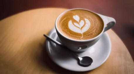 El consumo de esta popular bebida genera dudas sobre sus efectos a largo plazo y la importancia de mantener ciertos cuidados. UNSPLASH.