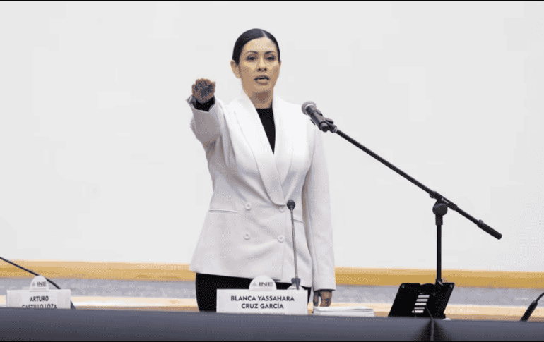 Blanca Cruz García rinde protesta como presidenta interina del INE y se sienta en la silla vacía que dejó Taddei en el Consejo General. SUN / Y. Osnaya