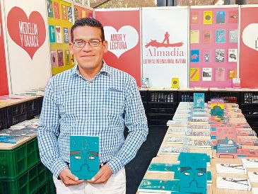 David Silva Rojas. El escritor posa con un ejemplar de su libro “Donde el agua trabaja”. ESPECIAL