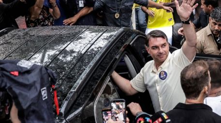 Fotografía de archivo del 25 de octubre de 2026 del excandidato a la presidencia Flavio Bolsonaro saludando a sus seguidores en Río de Janeiro. EFE/ A. Lacerda