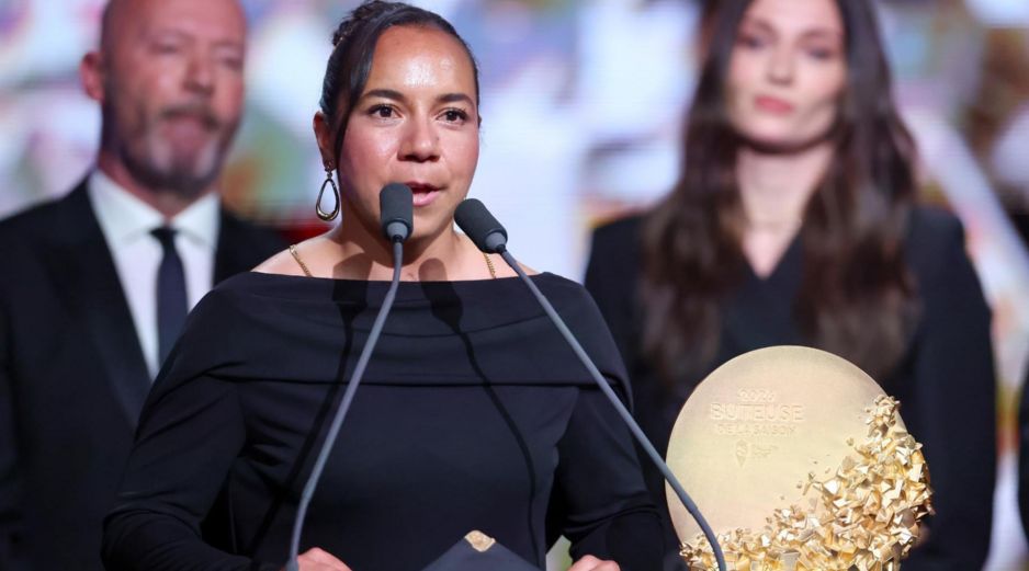Charlyn Corral resaltó el valor de su trayectoria y el esfuerzo que le permitió abrirse camino en el futbol europeo. EFE / T. Akmen