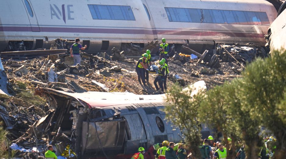 Rescatistas atienden a las víctimas de un choque entre dos trenes cerca de Urda, en el centro de España, el 28 de octubre de 2026. AP/M. Fernández