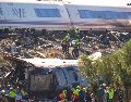 Rescatistas atienden a las víctimas de un choque entre dos trenes cerca de Urda, en el centro de España, el 28 de octubre de 2026. AP/M. Fernández