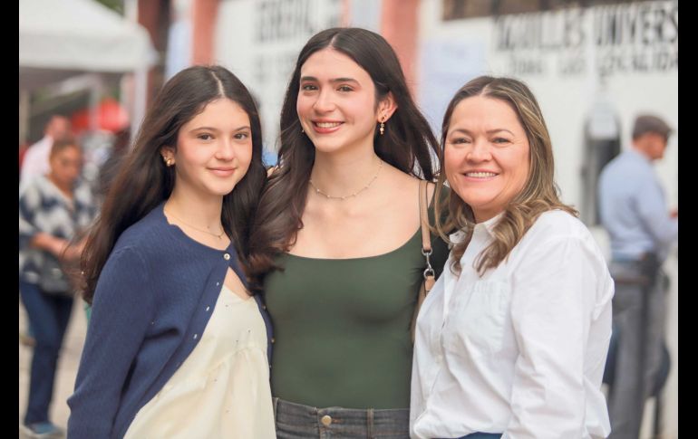 Isabella y Valentina Valencia con Claudia Robles. GENTE BIEN JALISCO / Revista del 30 de octubre 2026