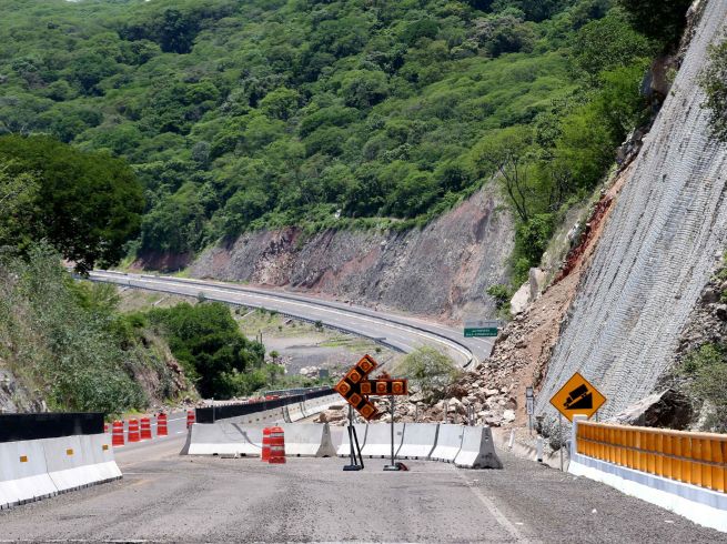 Debido a la caída de material sólido sobre la vía carretera, la circulación permanece bloqueada en ambos sentidos. EL INFORMADOR/ARCHIVO