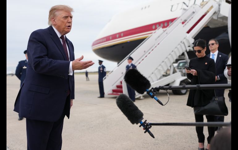 El presidente Donald Trump habla con periodistas antes de subir al Air Force One, el miércoles 28 de octubre de 2026, en la Base Conjunta Andrews, Maryland. AP/M. Schiefelbein