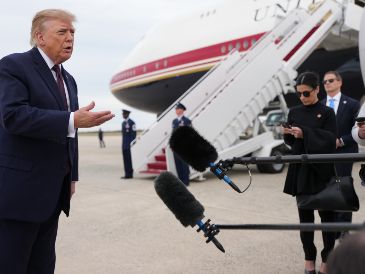 El presidente Donald Trump habla con periodistas antes de subir al Air Force One, el miércoles 28 de octubre de 2026, en la Base Conjunta Andrews, Maryland. AP/M. Schiefelbein