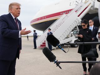 El presidente Donald Trump habla con periodistas antes de subir al Air Force One, el miércoles 28 de octubre de 2026, en la Base Conjunta Andrews, Maryland. AP/M. Schiefelbein