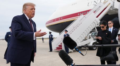 El presidente Donald Trump habla con periodistas antes de subir al Air Force One, el miércoles 28 de octubre de 2026, en la Base Conjunta Andrews, Maryland. AP/M. Schiefelbein