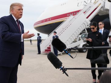 El presidente Donald Trump habla con periodistas antes de subir al Air Force One, el miércoles 28 de octubre de 2026, en la Base Conjunta Andrews, Maryland. AP/M. Schiefelbein