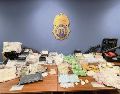 Autoridades estadounidenses aseguraron más de 500 kilos de metanfetamina, 20 de fentanilo, 60 de cocaína, 375 mil dólares en efectivo, armas de fuego y cinco vehículos durante la investigación contra la red criminal. ESPECIAL