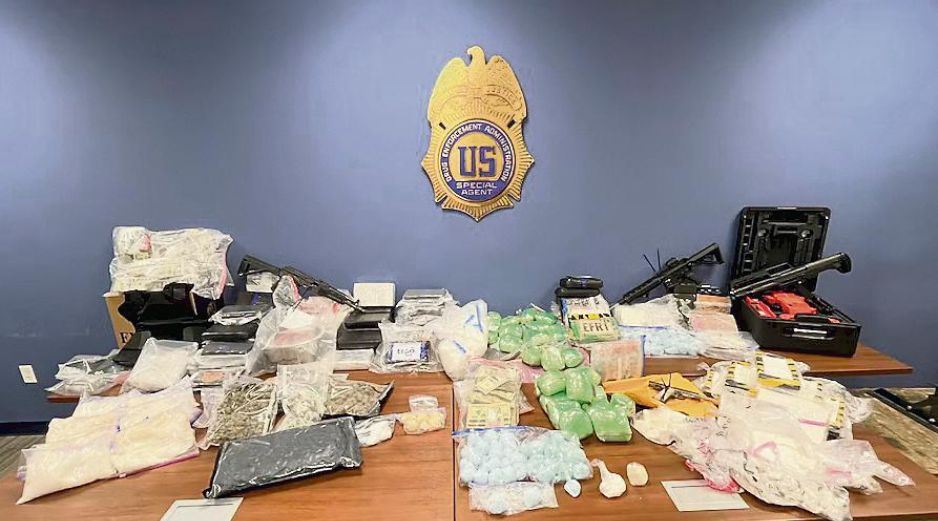 Autoridades estadounidenses aseguraron más de 500 kilos de metanfetamina, 20 de fentanilo, 60 de cocaína, 375 mil dólares en efectivo, armas de fuego y cinco vehículos durante la investigación contra la red criminal. ESPECIAL