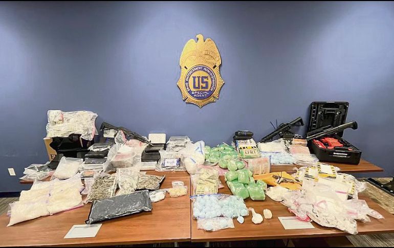 Autoridades estadounidenses aseguraron más de 500 kilos de metanfetamina, 20 de fentanilo, 60 de cocaína, 375 mil dólares en efectivo, armas de fuego y cinco vehículos durante la investigación contra la red criminal. ESPECIAL