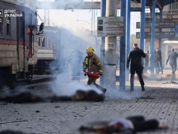 El presidente ucraniano, Volodímir Zelenski, calificó de "atroz" el ataque y se preguntó, en una aparente alusión a EU y la Unión Europea (UE). EFE / Servicios de Emergencias ucranianos