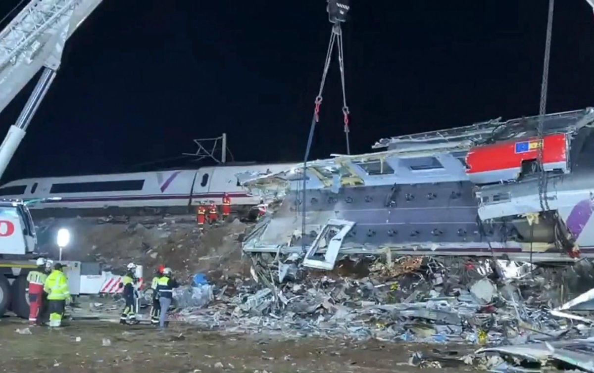 Sube a 74 la cifra de muertos por choque de trenes en España