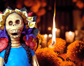 Cada año, elementos como calaveritas de azúcar, papel picado, flor de cempasúchil, comida, agua, sal y fotografías forman parte de la ofrenda del Día de Muertos. ESPECIAL / CANVA