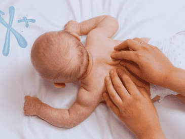 Vivir con esta condición implica enfrentar múltiples retos médicos desde el momento del nacimiento. ESPECIAL / CANVA