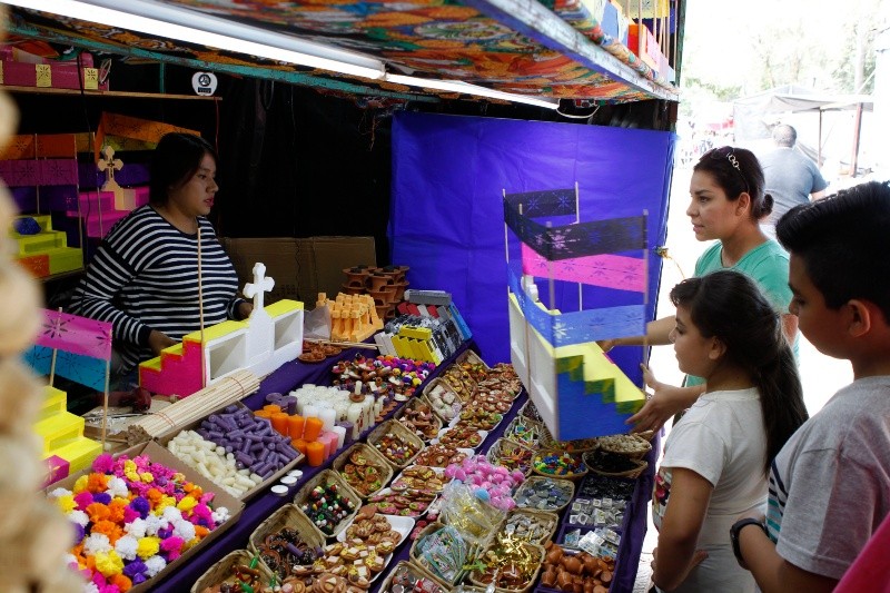 Quienes preparan la ofrenda reúnen papel picado, cajas de cartón, dulces, velas, espejos, fotografías de sus difuntos, flores de cempasúchil y alimentos, pero no todos los muertos deben ser honrados en el Día de Muertos. EL INFORMADOR / ARCHIVO