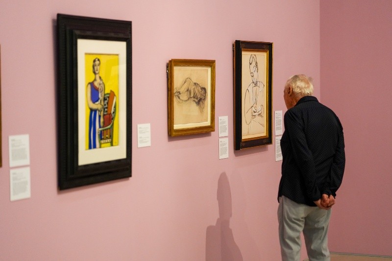 Una persona observa algunas de las obras expuestas durante la presentación de la exposición 