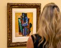 "Hombre con las manos cruzadas, apoyado en una mesa" de Pablo Picasso en la presentación de la exposición "Picasso-Klee-Matisse" en Florida. EFE / A. Boal