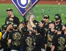 Milwaukee coronó una temporada histórica con su primer título de Grandes Ligas, tras imponer récord de victorias y superar a los favoritos. EFE/G. BOGDON.