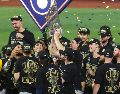 Milwaukee coronó una temporada histórica con su primer título de Grandes Ligas, tras imponer récord de victorias y superar a los favoritos. EFE/G. BOGDON.