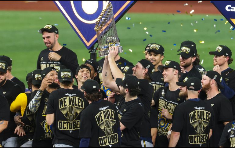 Milwaukee coronó una temporada histórica con su primer título de Grandes Ligas, tras imponer récord de victorias y superar a los favoritos. EFE/G. BOGDON.