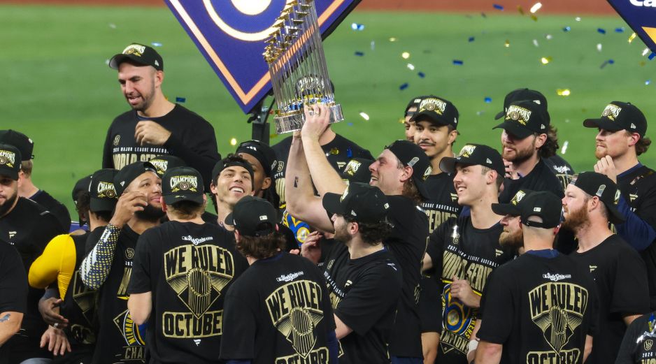 Milwaukee coronó una temporada histórica con su primer título de Grandes Ligas, tras imponer récord de victorias y superar a los favoritos. EFE/G. BOGDON.