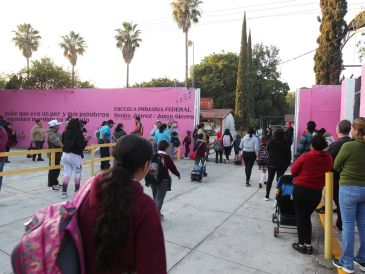 Para primaria, la Beca Rita Cetina otorga la cantidad de dos mil 500 pesos por estudiante mediante un depósito único por ciclo escolar. EL INFORMADOR/ARCHIVO