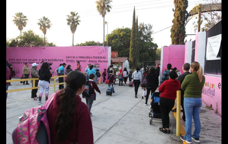 Para primaria, la Beca Rita Cetina otorga la cantidad de dos mil 500 pesos por estudiante mediante un depósito único por ciclo escolar. EL INFORMADOR/ARCHIVO